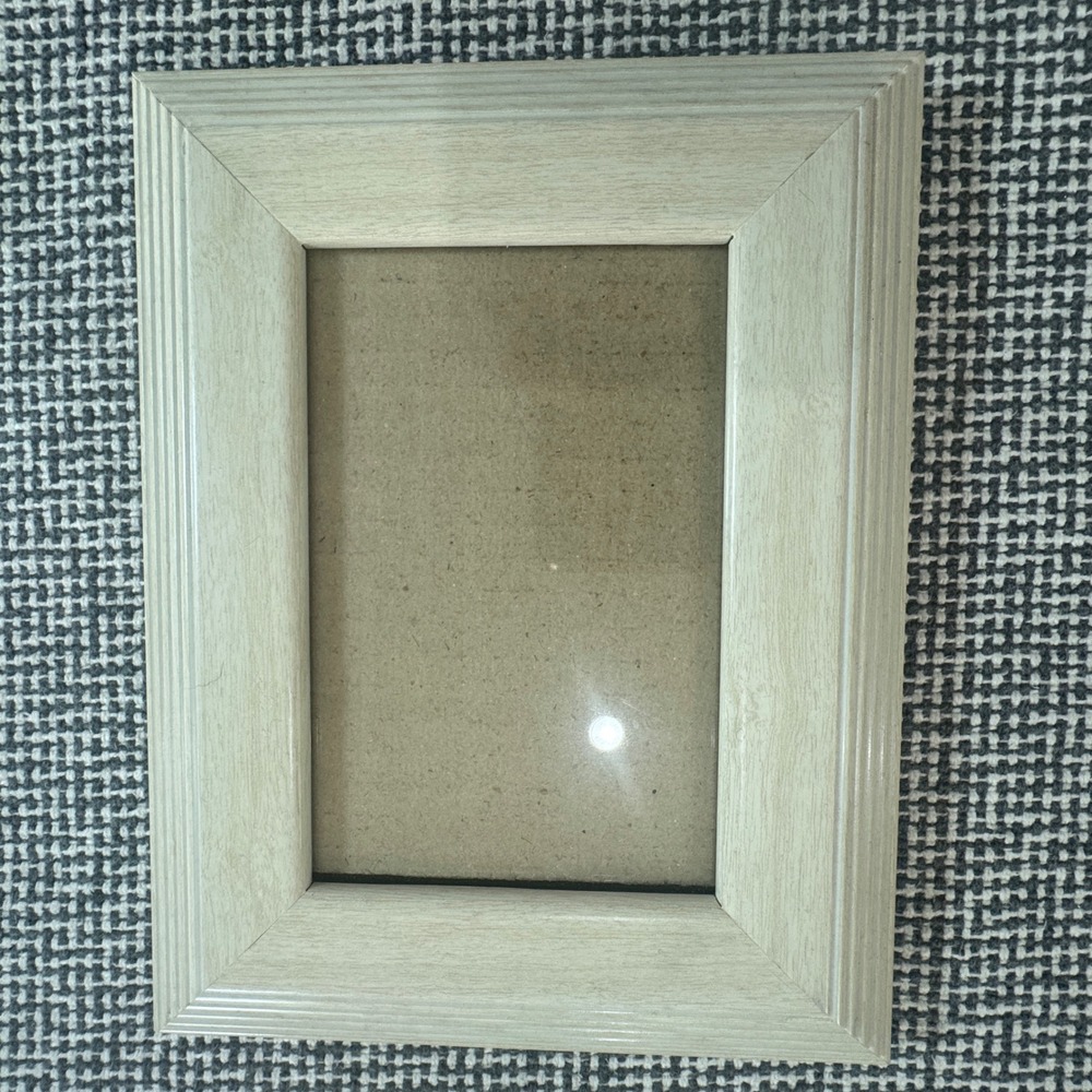 Cream Wood Grain 4x6 Picture Frame Ridged Border Tabletop Display